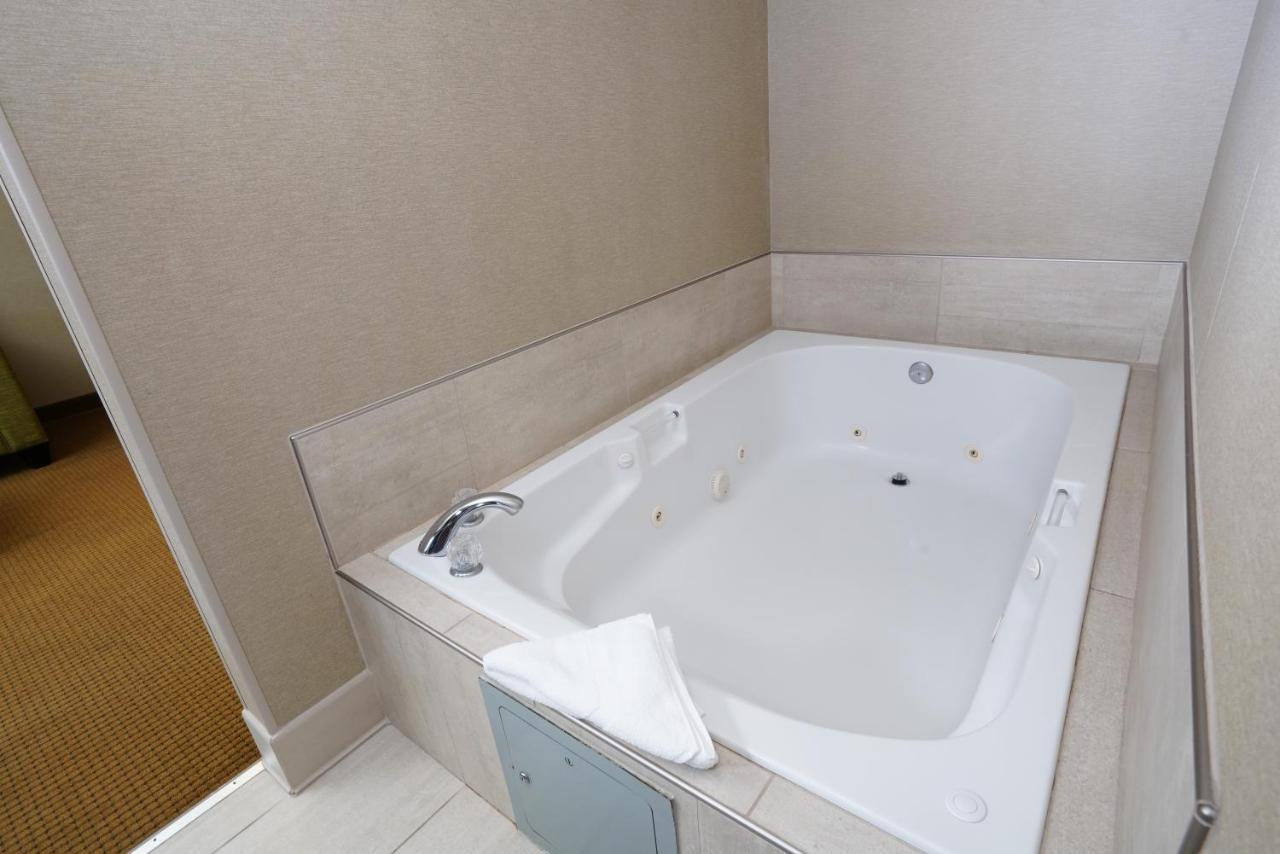 קניונוויל Creekside Hotel & Suites מראה חיצוני תמונה